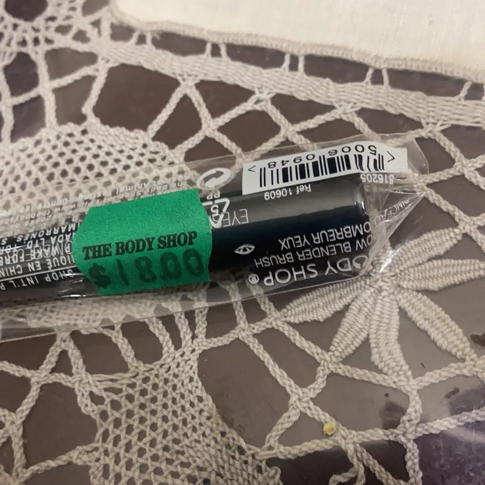 The Body Shop Eyeshadow Blender Brush NEW IN PACKAGE